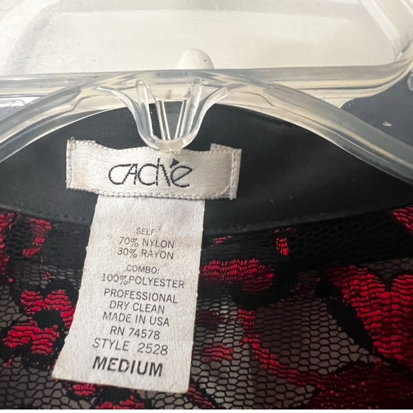 Beautiful sheer lace top with classy features - Picture 3 of 7